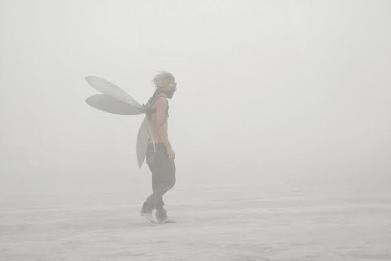 Retour de voyages : Burning Man 6 Un papillon ? Non, juste quelqu'un à Burning Man - Etats-Unis