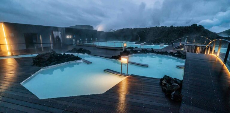 Piscines spacieuses au Blue Lagoon