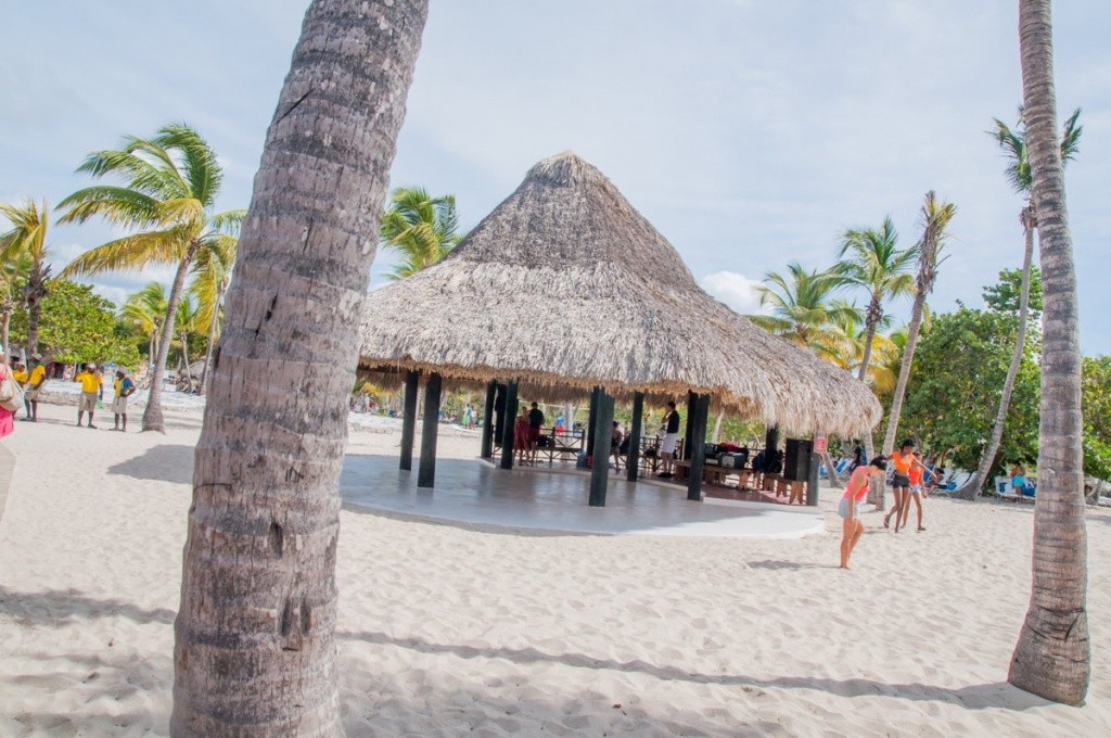 paillottes et boutiques sur l'île Catalina Caraïbes