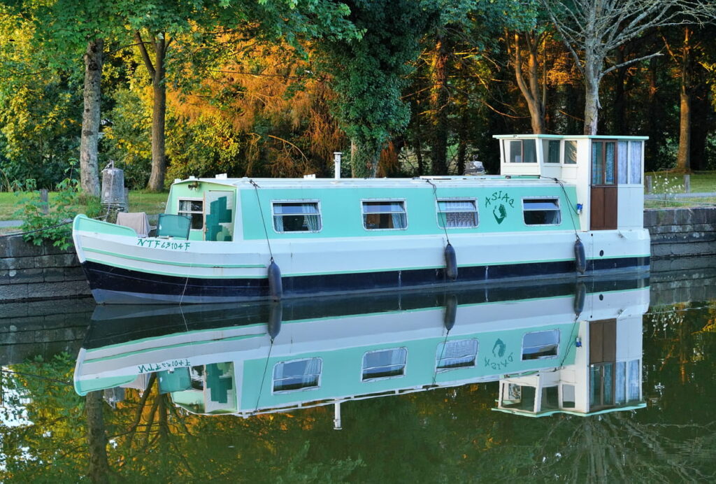 péniche Canal du Midi amarrée entre les platanes centenaires, Hérault