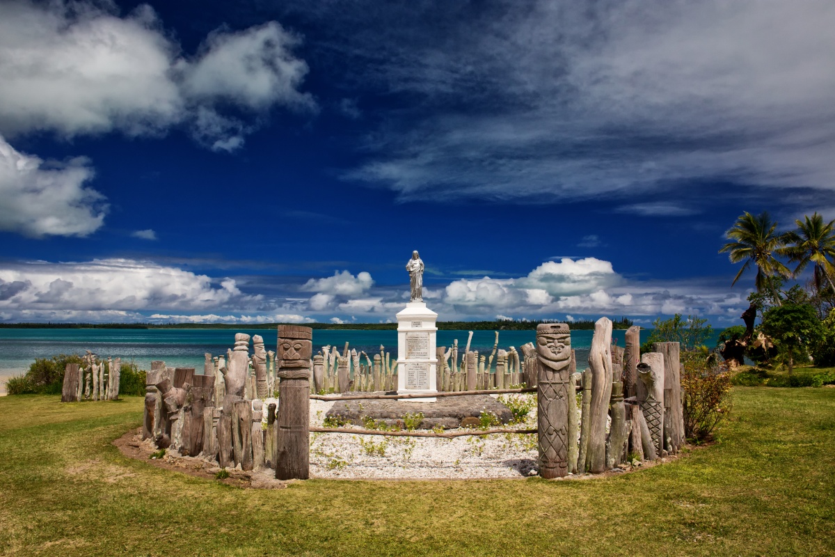 Partout dans Nouméa, des statues d'art Kanak sont dispatchées ça et là ! Partout dans Nouméa, des statues d'art Kanak sont dispatchées ça et là !