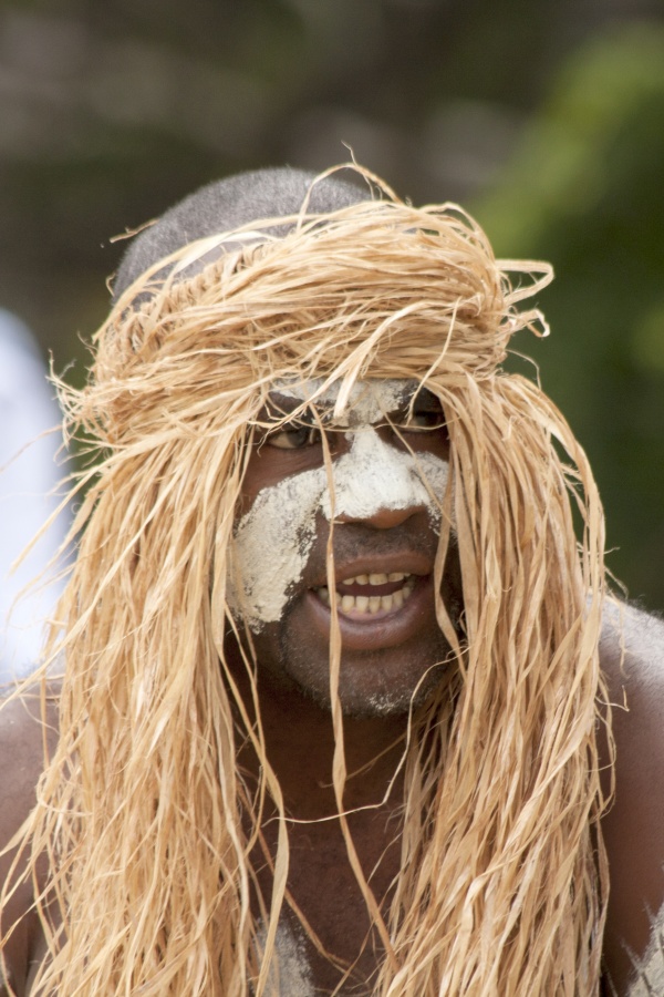 Un danseur kanak dans un spectacle de danse traditionnelle Un danseur kanak dans un spectacle de danse traditionnelle