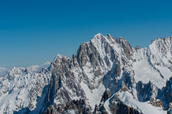 L'Italie en face avec ces montagnes infranchissables au Mont Blanc L'Italie en face avec ces montagnes infranchissables - Mont-Blanc