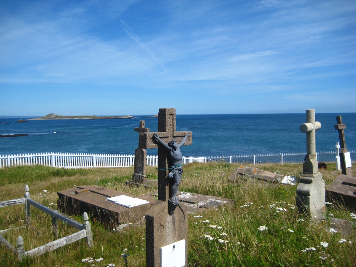 Faire un tour du monde St Pierre et Miquelon 3.jpg cimetière - Tour du monde - St Pierre et Miquelon