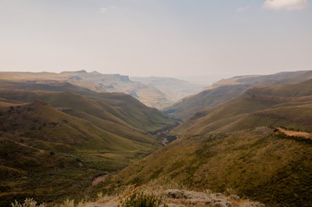 La route zigzague au Sani-Pass en Afrique du Sud Route zigzague -Sani-Pass - Afrique du Sud