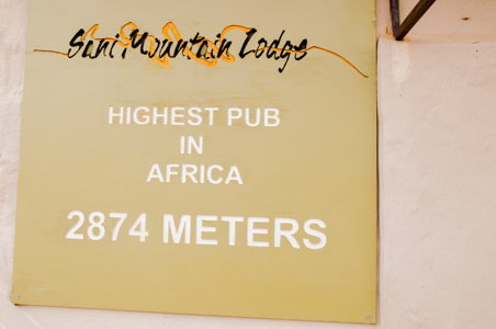 Une fois au Lesotho, allez boire un verre au pub du Sani-Pass à 2874 mètres d'altitude Une fois au Lesotho, allez boire un verre au pub du Sani-Pass à 2874 mètres d'altitude