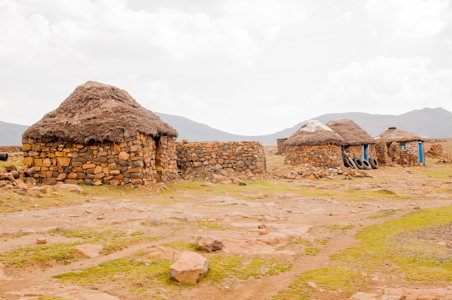 Un village traditionnel au Sani Pass au Lesotho Un village traditionnel au Sani Pass au Lesotho