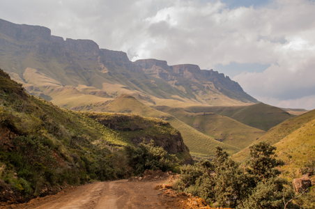 Vue impressionnante depuis le Sani - Pass entre l'Afrique du Sud et le Lesotho Vue impressionnante depuis le Sani - Pass entre l'Afrique du Sud et le Lesotho
