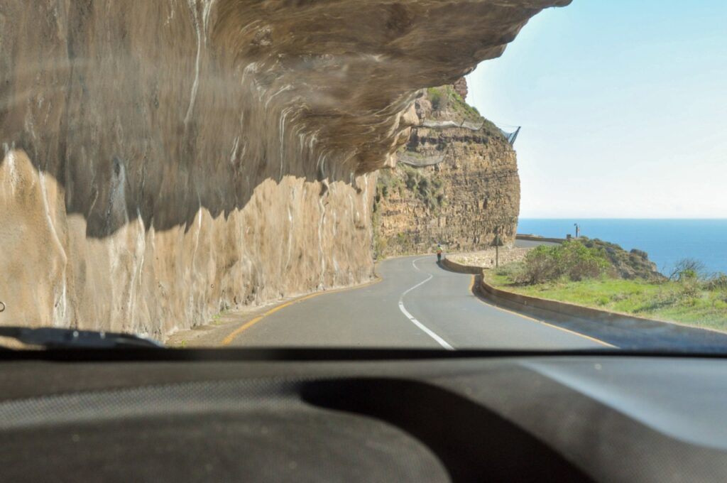 La route zigzague
