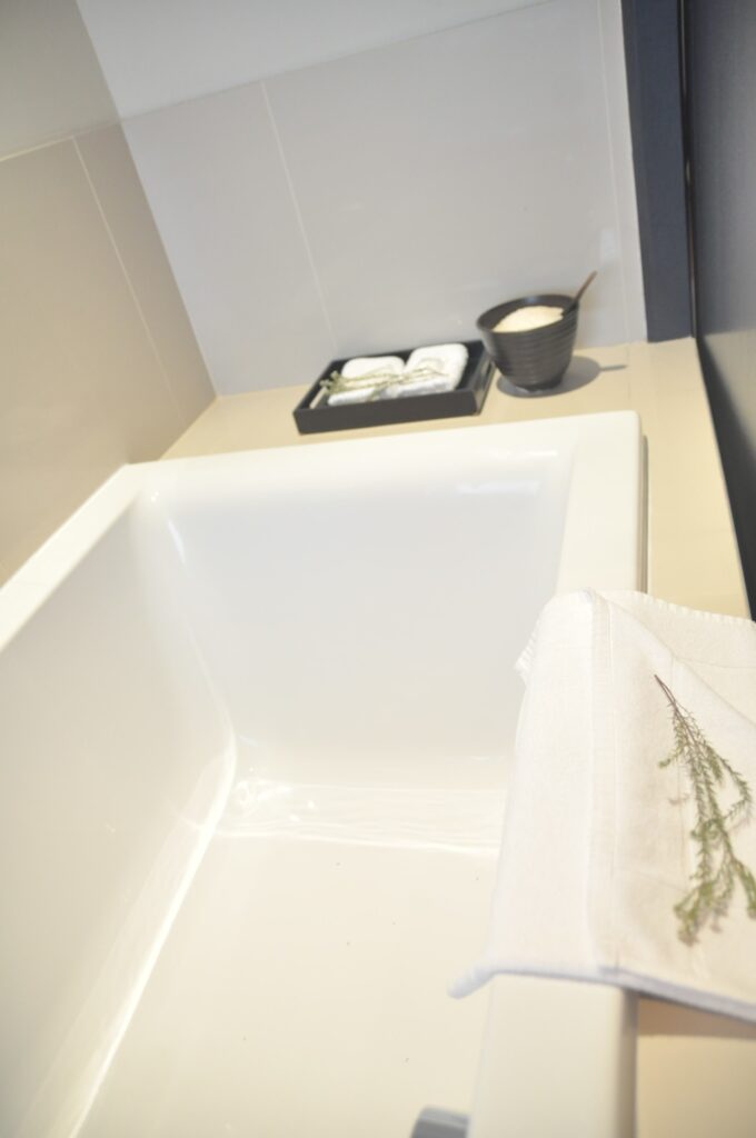 La salle de bain avec baignoire