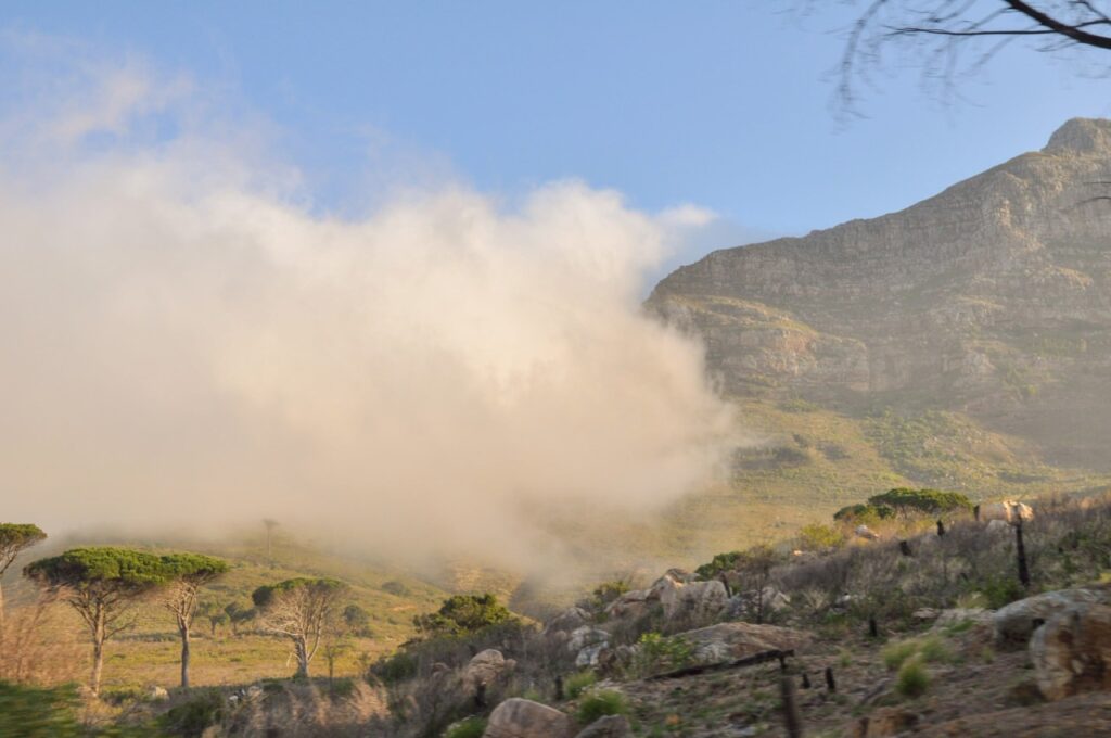 Alors qu'un épais brouillard est en train de s'installer sur Cape Town