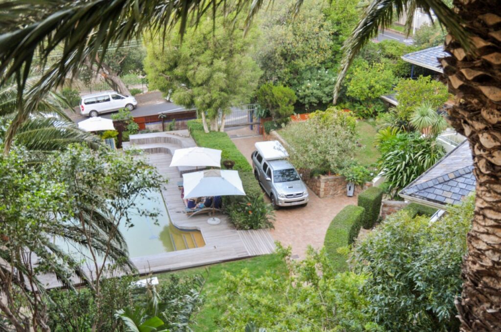 On a donc une vue imprenable sur le jardin et la piscine