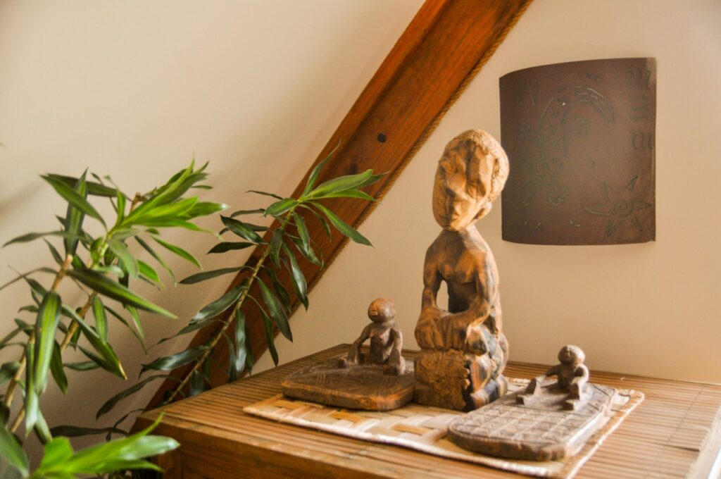 Des statues africaines sont disposées un peu partout dans la chambre