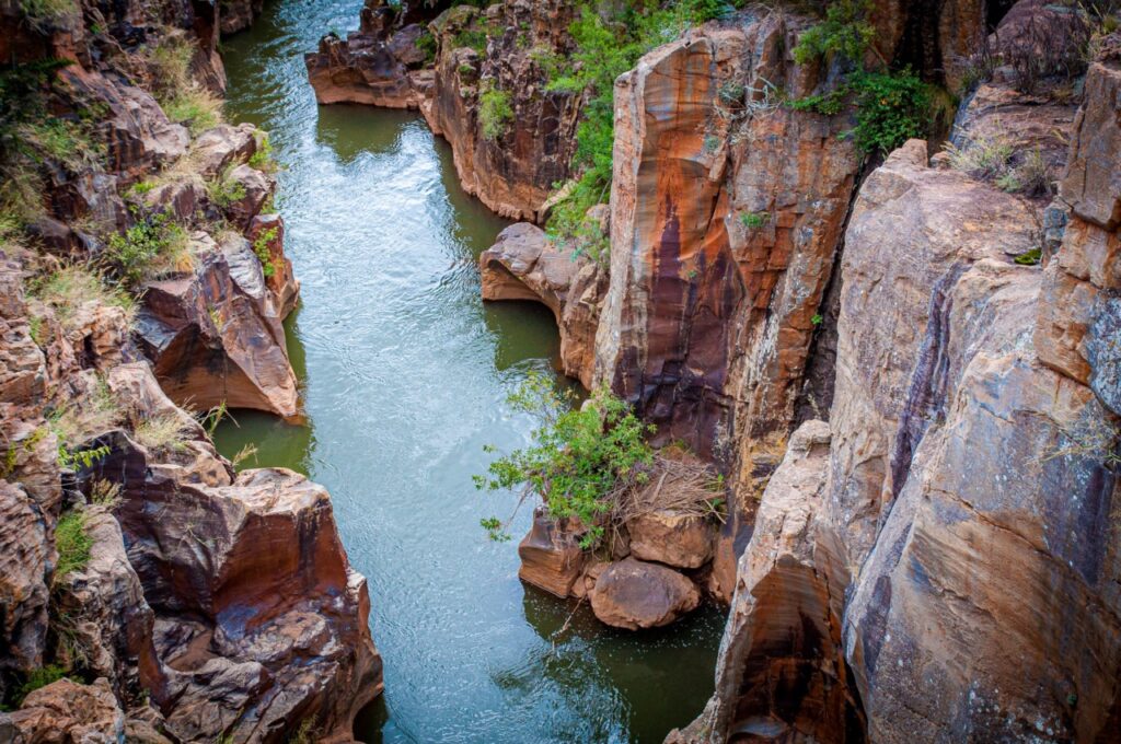 Les potholes se distinguent par la forme des rochers qui sillonnent le long de la rivière