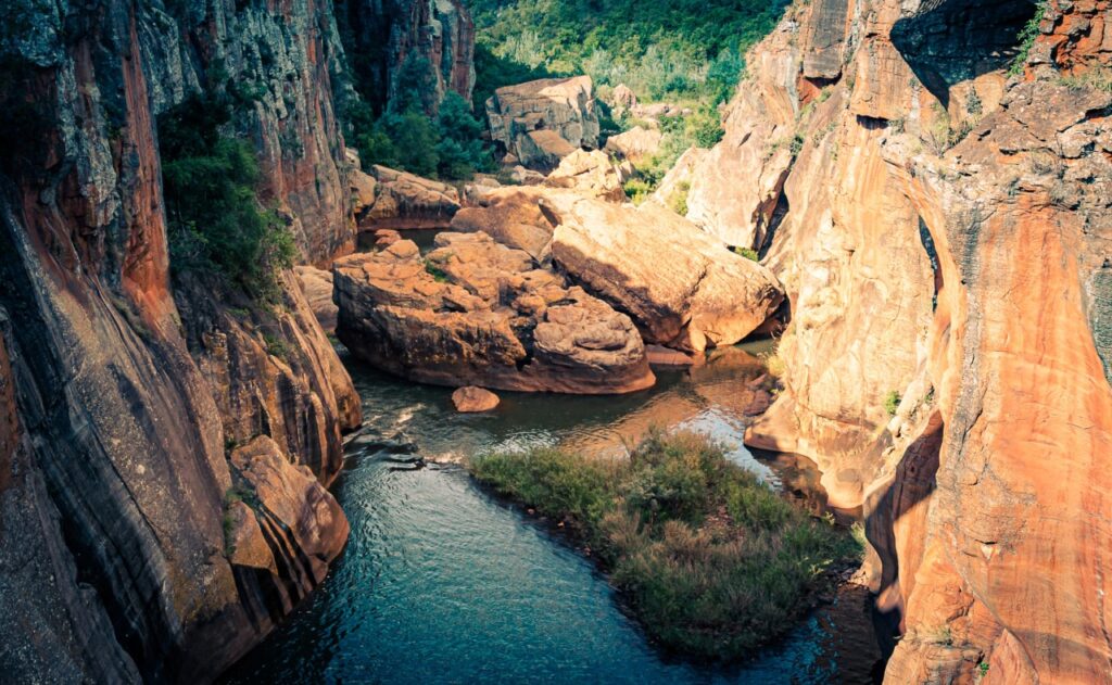 La rivière serpente entre les rochers