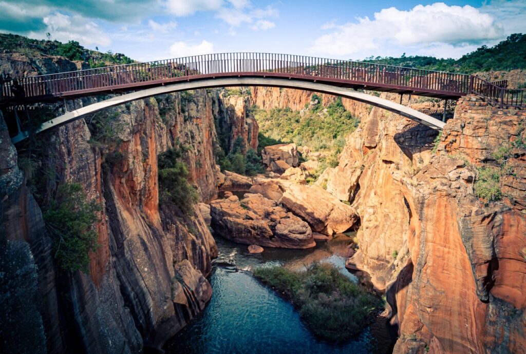 Un pont permet de relier les deux rives