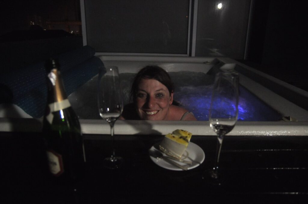 Jacuzzi sur la terrasse avec vue mer