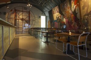 Au bar dans un bunker de luxe