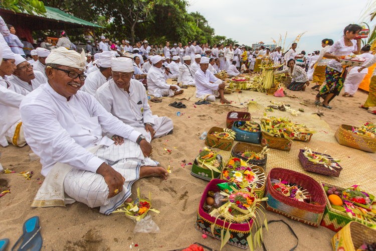 cérémonie Melasti sur la plage de Sanur