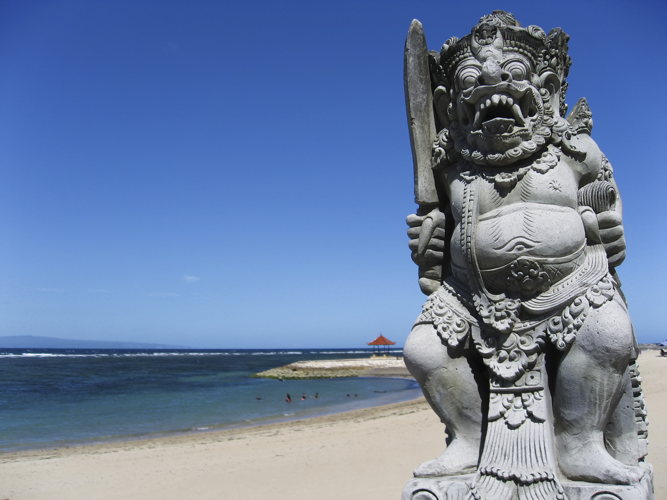 offrandes et symboles hindous sur le sable de Sanur