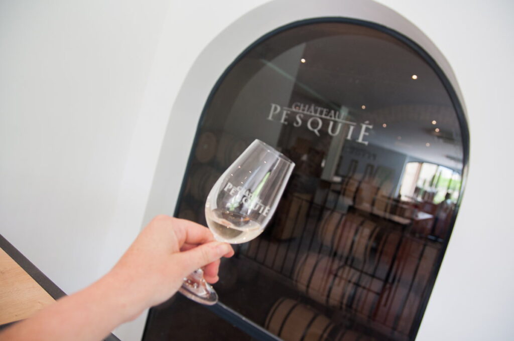 Un verre de vin au Château Pesquié