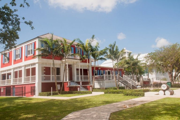 Entrée de la distillerie John Watling's à Nassau aux Bahamas