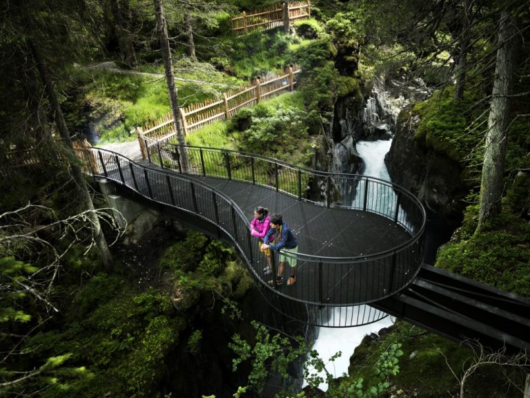 Voyage en Autriche : Découvrir la vallée de Stubai 5 Passerelle - contempler la nature