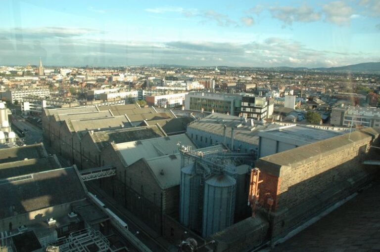 La Guinness Storehouse à Dublin, atrium en forme de pinte géante. Légende. La Guinness Storehouse à Dublin, une brasserie devenue monument