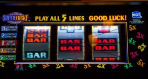 façade illuminée d'un des plus beaux casinos de France