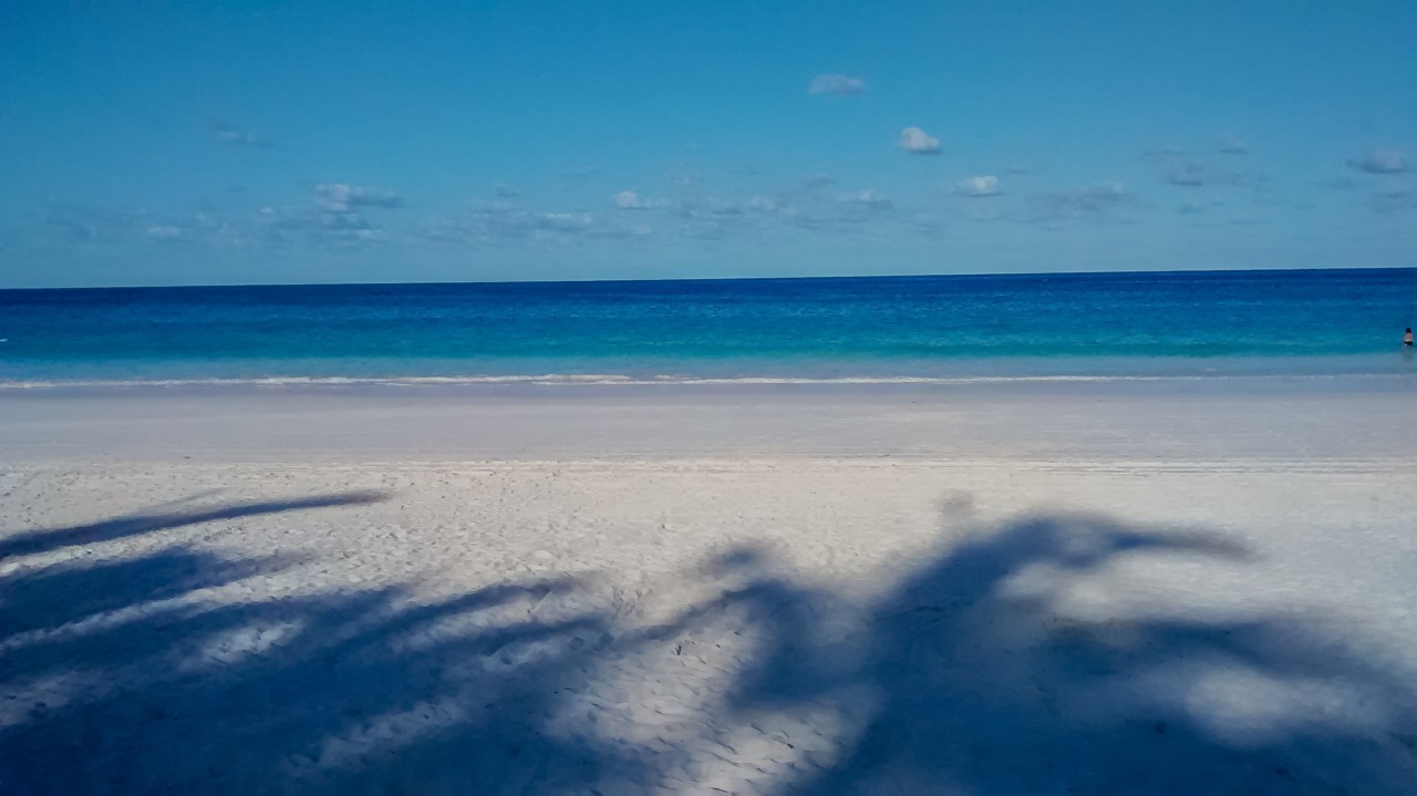 Plage aux 50 nuances de bleu turquoise