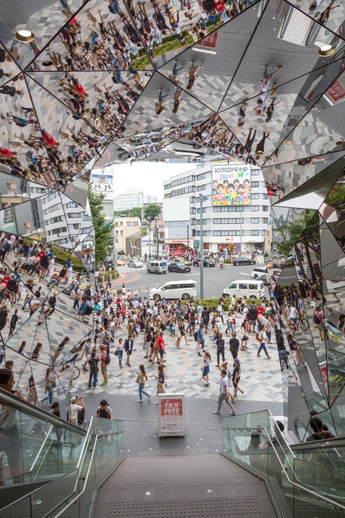 Entrée à miroirs du Tokyu Plaza Omotesando Harajuku vue depuis l'escalator, à Tokyo