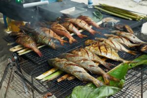 Poissons grillés sur des feuilles, la cuisine simple des îles.
