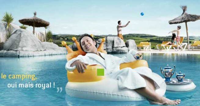 Visuel de la campagne Yelloh! Village « le camping, oui mais royal », avec une bouée en forme de couronne dans une piscine