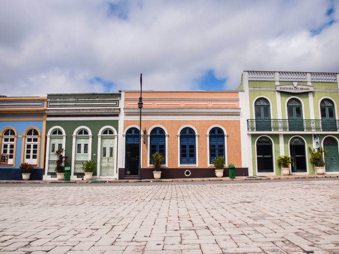 Rue pavée et façades colorées du centre historique de Manaus Rue pavée et façades colorées du centre historique de Manaus