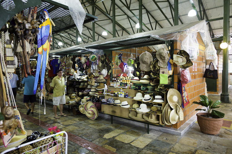Étal de chapeaux et d'artisanat sous les halles du marché de Manaus Étal de chapeaux et d'artisanat sous les halles du marché de Manaus