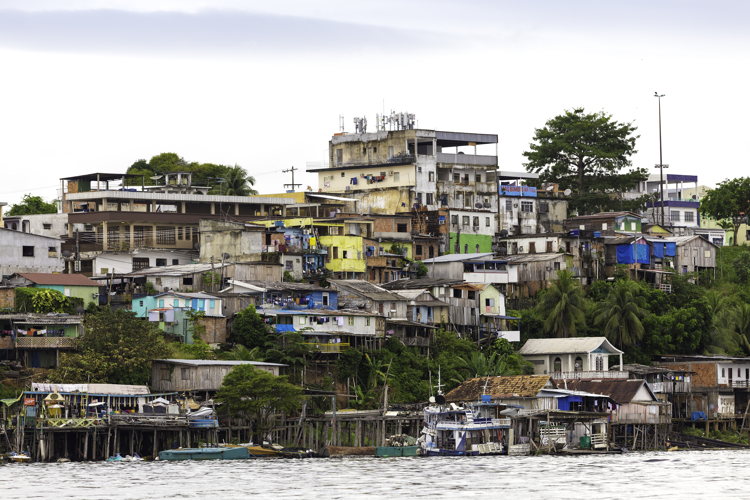 Maisons colorées au bord du fleuve et bateaux amarrés, à Manaus Maisons colorées au bord du fleuve et bateaux amarrés, à Manaus