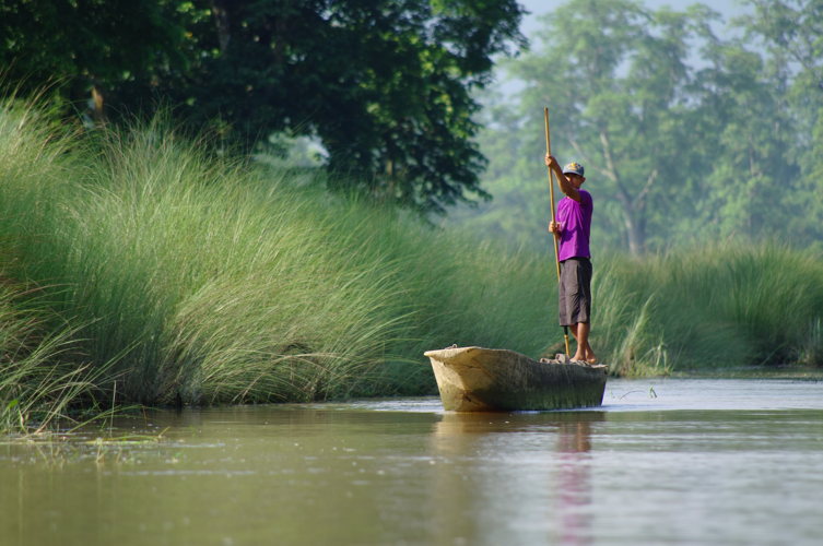 Cinq jours au fil du fleuve ». Texte alternatif : « Homme debout dans une pirogue sur l'Amazone, au Brésil Cinq jours au fil du fleuve ». Texte alternatif : « Homme debout dans une pirogue sur l'Amazone, au Brésil