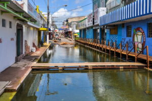 Rue commerçante inondée et passerelle en bois à Santarém pendant la crue Rue commerçante inondée et passerelle en bois à Santarém pendant la crue