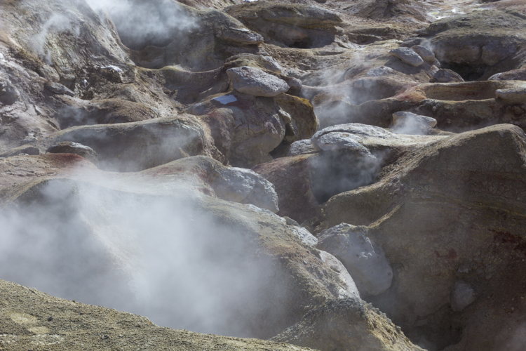 Vapeurs s'échappant du champ géothermique du Sol de Mañana, dans le sud Lipez Vapeurs s'échappant du champ géothermique du Sol de Mañana, dans le sud Lipez