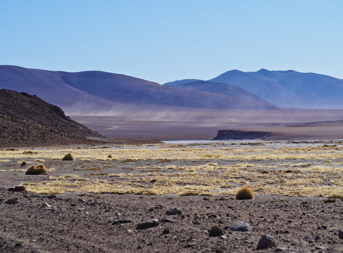 Plaine désertique et montagnes à l'entrée du sud Lipez, en Bolivie Plaine désertique et montagnes à l'entrée du sud Lipez, en Bolivie