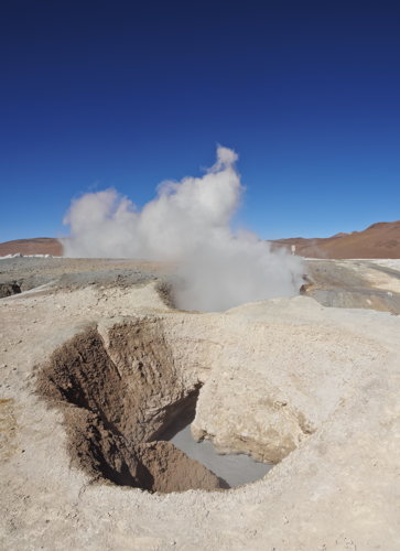 Fumerolles s'échappant des roches au Sol de Mañana, en Bolivie Fumerolles s'échappant des roches au Sol de Mañana, en Bolivie