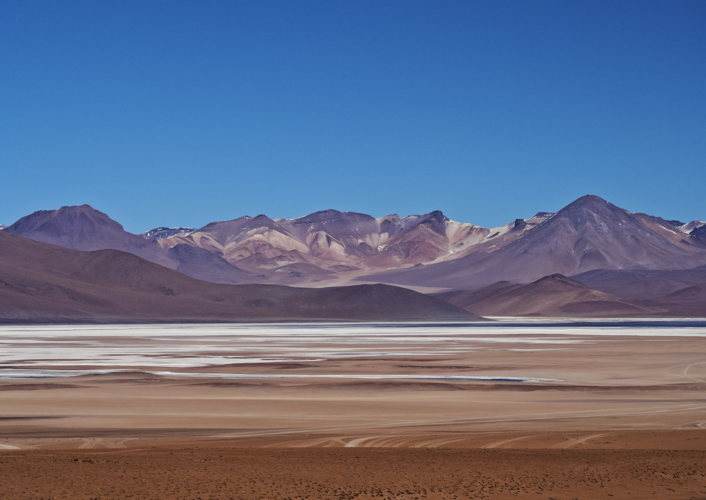 Plaine désertique et montagnes à l'entrée du sud Lipez, en Bolivie Plaine désertique et montagnes à l'entrée du sud Lipez, en Bolivie