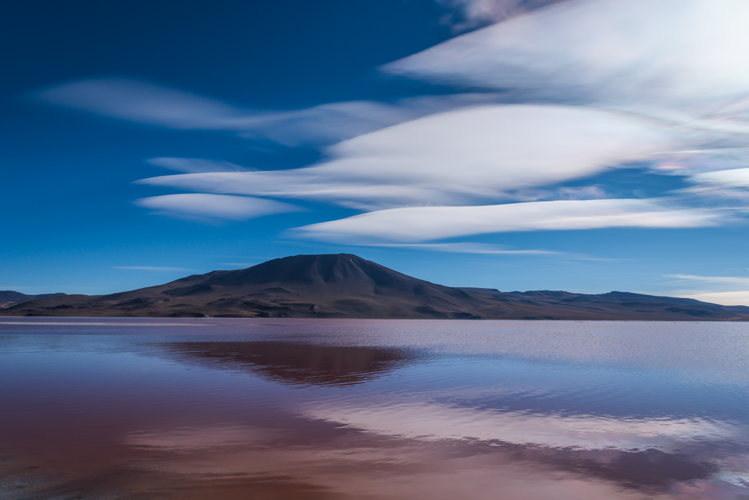 Reflets des montagnes rouges dans une lagune du sud Lipez, en Bolivie Reflets des montagnes rouges dans une lagune du sud Lipez, en Bolivie
