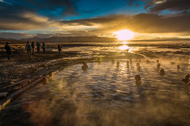 Coucher de soleil sur le Salar de Uyuni partiellement recouvert d'eau Coucher de soleil sur le Salar de Uyuni partiellement recouvert d'eau