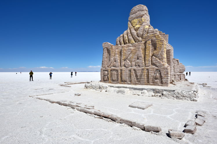 Monument de sel dédié au rallye Dakar au milieu du Salar de Uyuni, en Bolivie Monument de sel dédié au rallye Dakar au milieu du Salar de Uyuni, en Bolivie