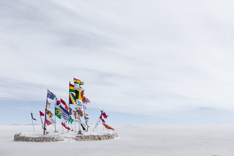 Monument aux drapeaux du monde planté dans le sel, au Salar de Uyuni Monument aux drapeaux du monde planté dans le sel, au Salar de Uyuni
