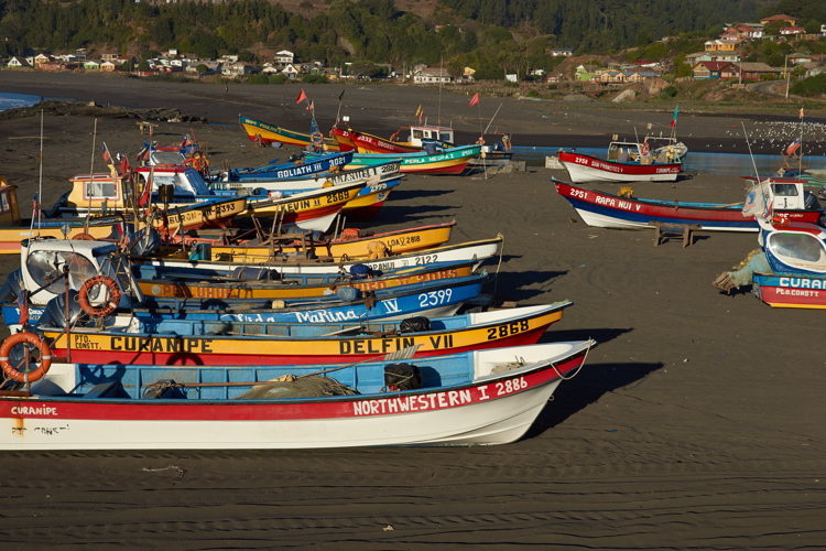 Plage de sable noir de Pichilemu au Chili sous un ciel nuageux