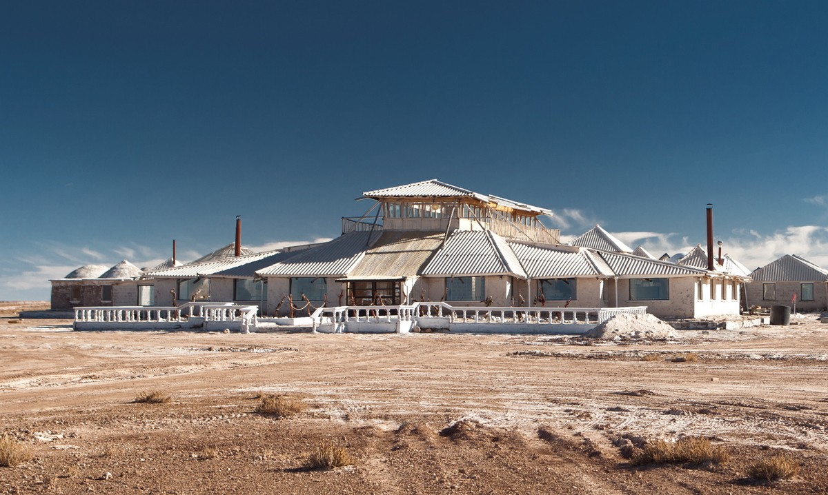Le Palacio de Sal, hôtel construit en blocs de sel près d'Uyuni, vu de l'extérieur Le Palacio de Sal, hôtel construit en blocs de sel près d'Uyuni, vu de l'extérieur
