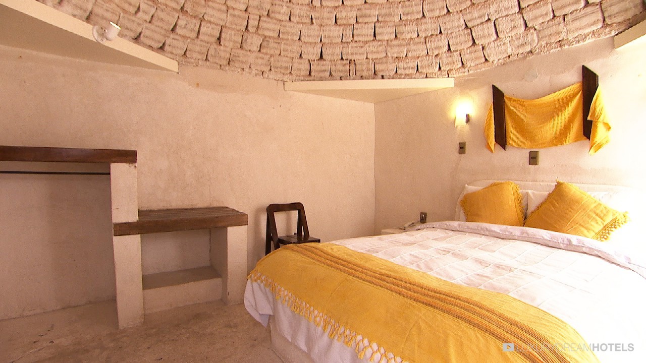Chambre du Palacio de Sal, aux murs et au mobilier taillés dans le sel Chambre du Palacio de Sal, aux murs et au mobilier taillés dans le sel