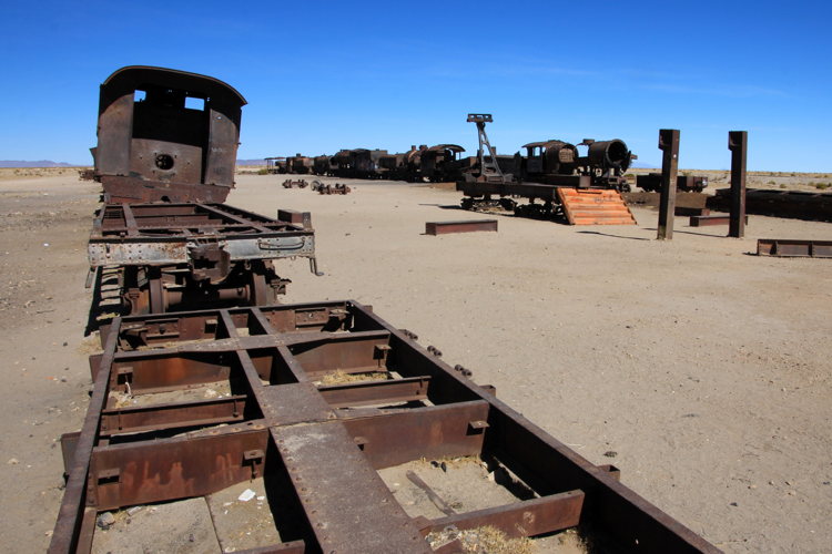 Gros plan sur une locomotive rongée par la rouille au cimetière de trains d'Uyuni Gros plan sur une locomotive rongée par la rouille au cimetière de trains d'Uyuni